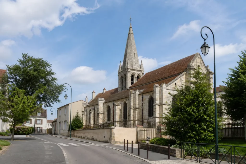 Église Saint-Pierre-et-Saint-Paul dans le village de Sarcelles