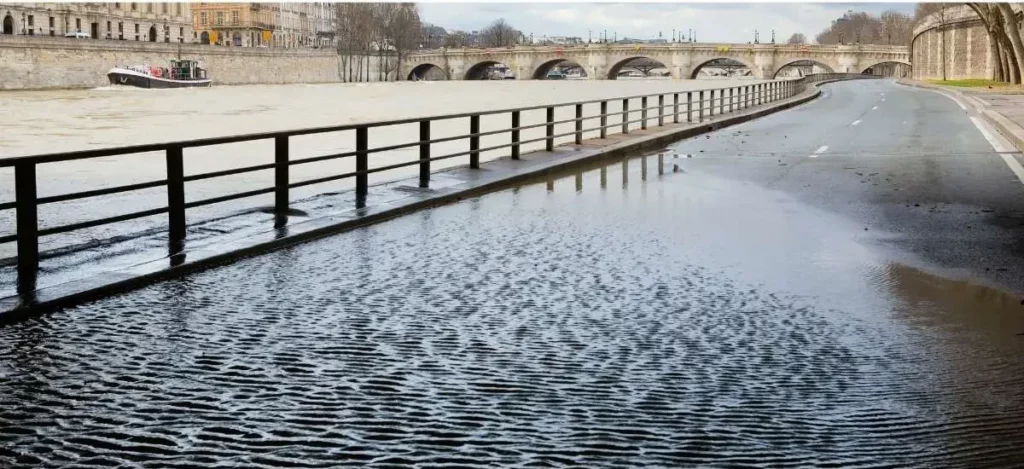 Quai de Seine inondé à Paris lors d'une crue