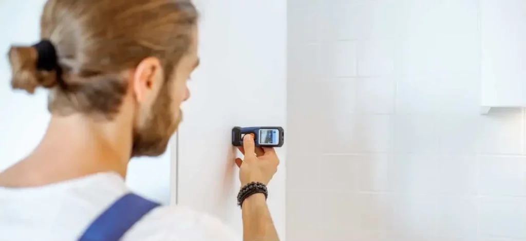 Diagnostiqueur mesurant une pièce au télémètre laser pour la loi Carrez