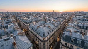 Toits en zinc et immeubles haussmanniens de Paris au lever du jour